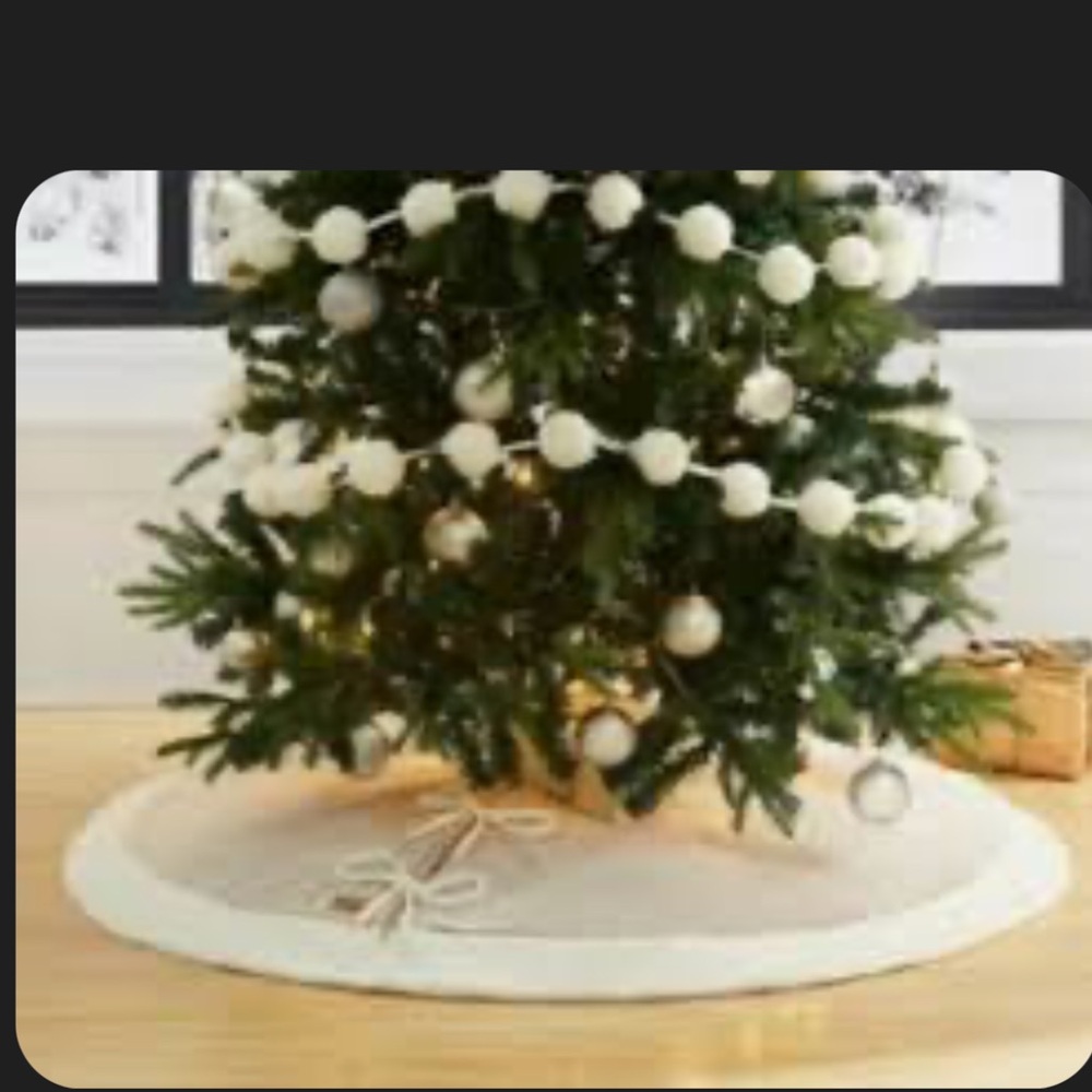 Ugg Christmas Tree Skirt - plush faux fur beige/white 54” round w/tie closure